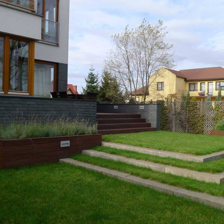 Schody Lawenda Donice drewniane Ogród minimalistyczny Minimalizm Trawa Żywopłot Cis Ogród zimozielony Taras